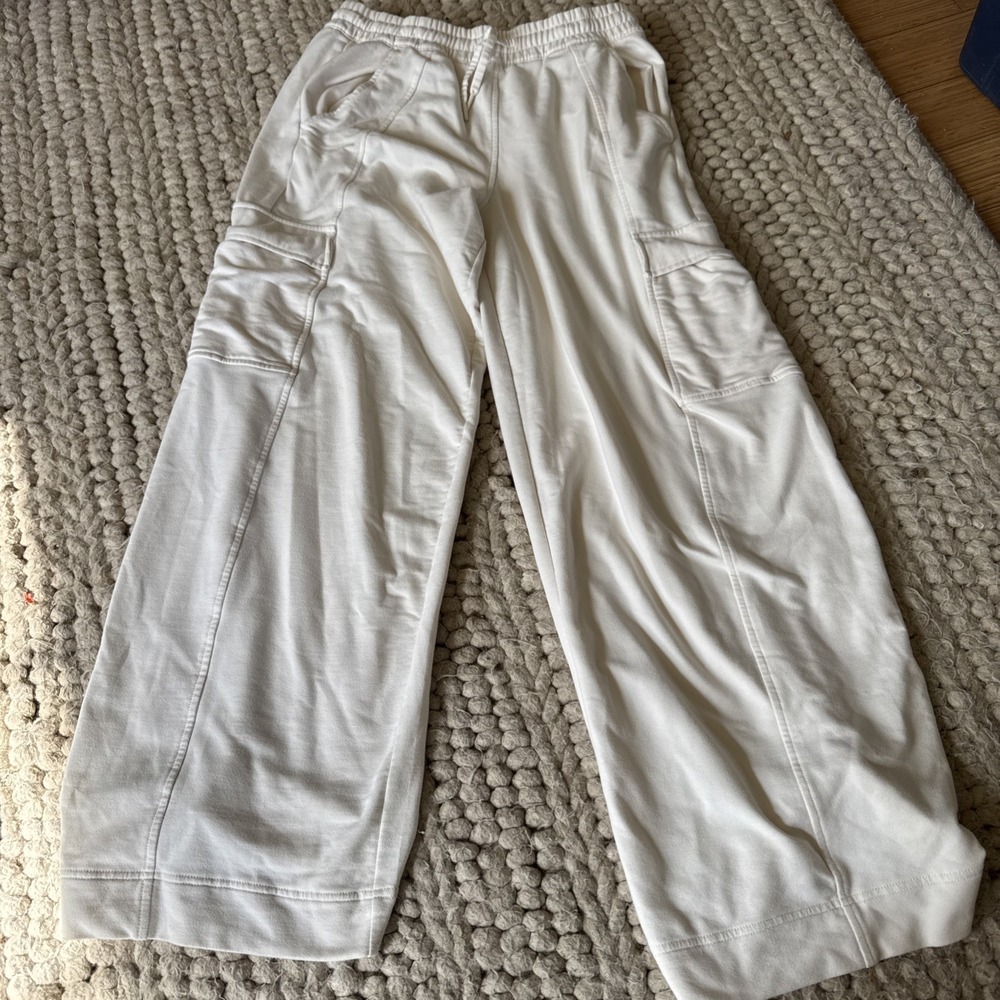 Athleta Women's Sz M Cream Cargo Joggers with Snap Bottoms Drawstring  Wide Leg‎